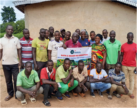 Groupe réuni autour d’un support illustré d’atelier; les personnes photographiées ne sont pas identifiées comme l’équipe actuelle.